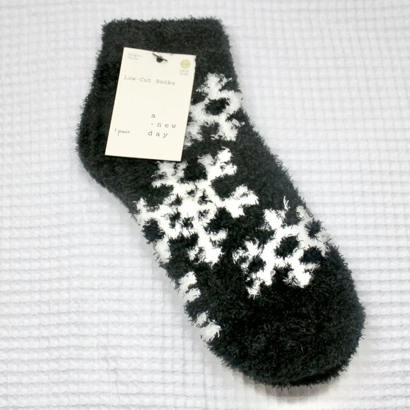 NWT a new day Black Snowflake Low-Cut Fuzzy Cozy Sleepover Winter Socks 4-10 - Picture 1 of 3